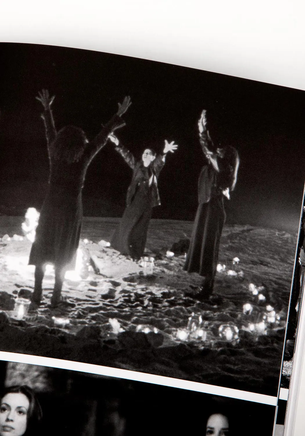 A New History of Witchcraft : Sorcerers. Heretics & Pagans