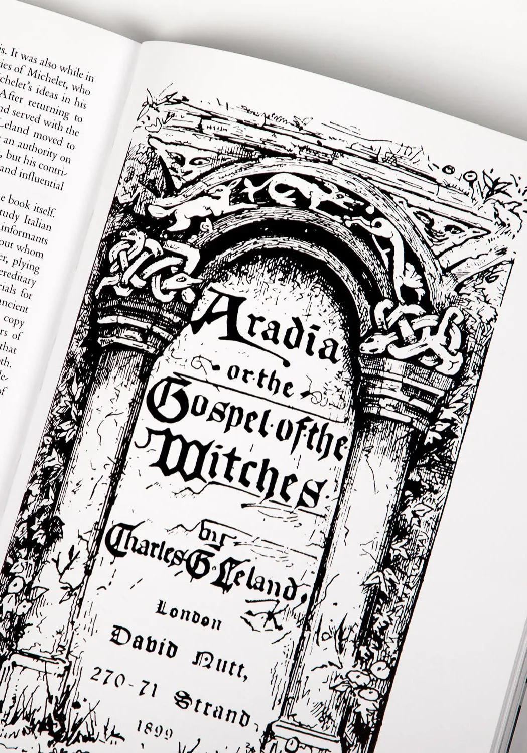 A New History of Witchcraft : Sorcerers. Heretics & Pagans