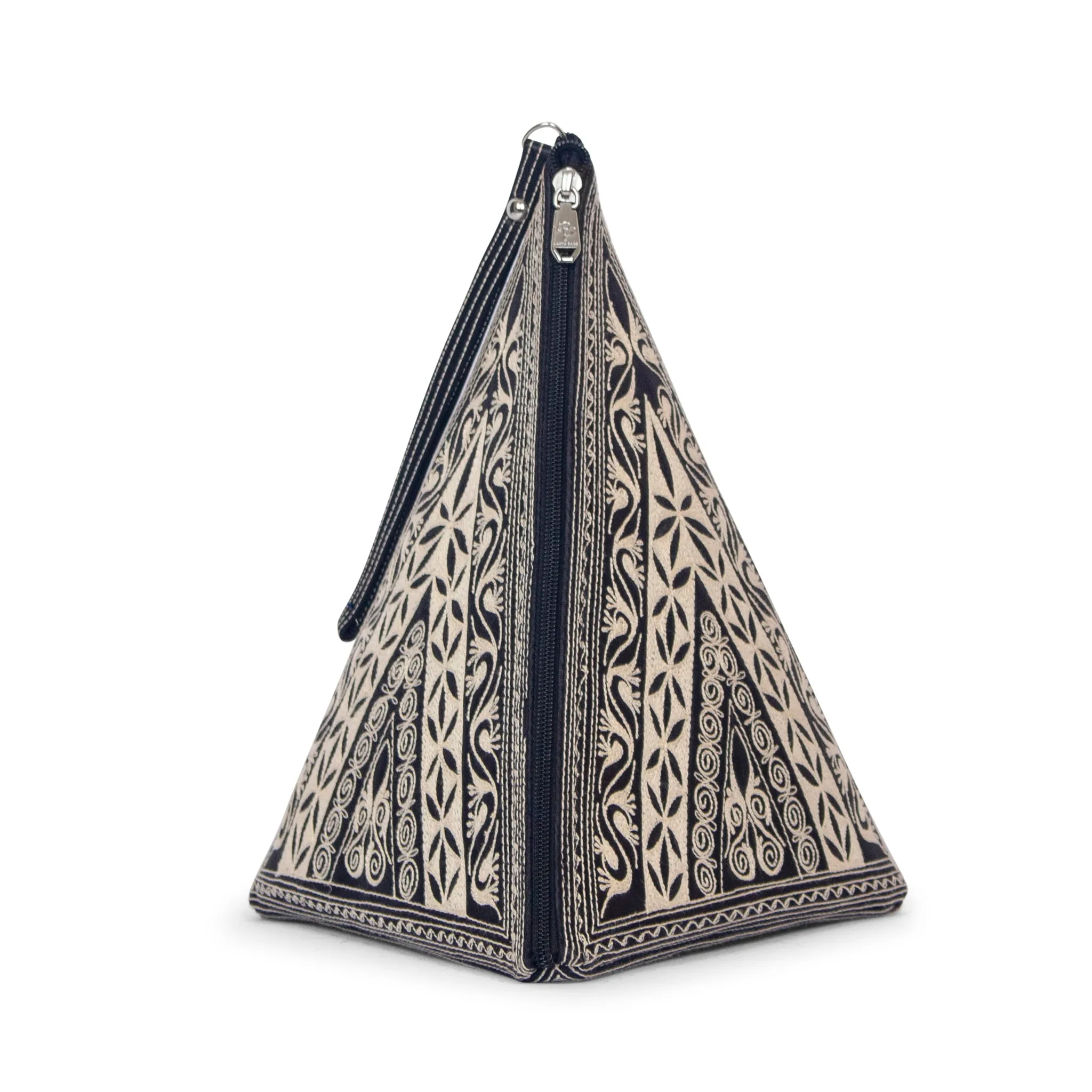 Hitam Pyramid Clutch