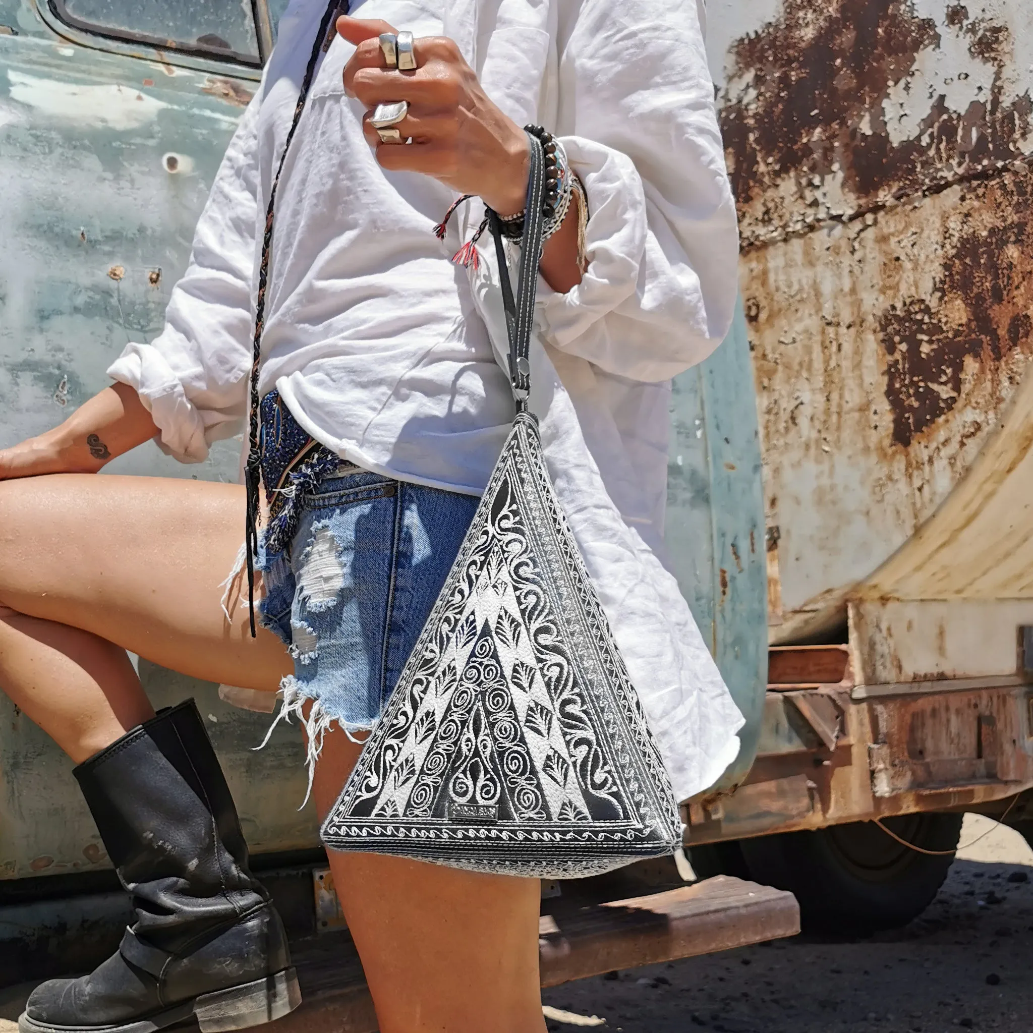 Hitam Pyramid Clutch